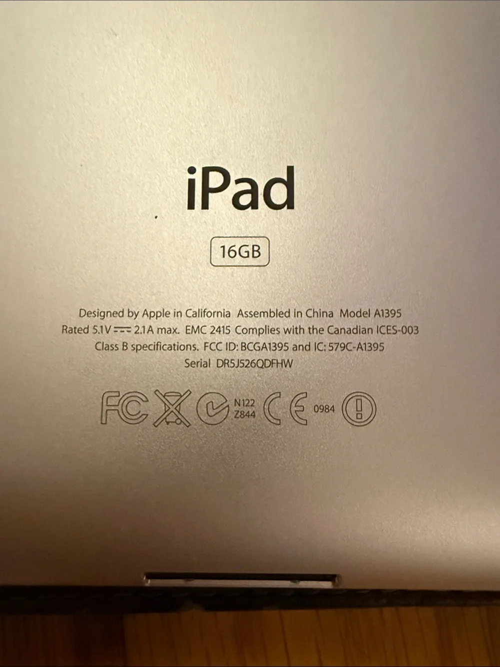 Apple iPad Second Generation 16gb with White USB Cable